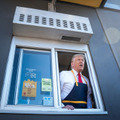 マクドナルドで働くドナルド・トランプ氏(Photo by Jabin Botsford/The Washington Post via Getty Images)