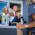 マクドナルドで働くドナルド・トランプ氏(Photo by Jabin Botsford/The Washington Post via Getty Images)