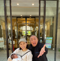 病院前で撮影された家族スリーショット（写真は山本圭壱の公式ブログから）