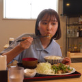 玉井詩織とマグ万平が出演する「それぞれの孤独のグルメ」第5話　(C)テレビ東京