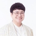 「NHK MUSIC SPECIAL TWICE 9人でかなえ続ける夢」でナレーションを担当する近藤春菜　(C)NHK