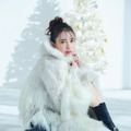 宮田聡子、雪とクリスマスムードに包まれたエモ可愛い着こなし披露
