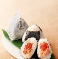 [ 初出店 ] [ 東武限定品 ] [ 実演 ]【亀太郎】「秋鮭と筋子の親子おむすび」789円（1個）《各日数量限定》