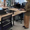 「Steelcase」など海外メーカーのオフィス家具も取り扱う。こちらのデスクには、立ち作業や軽い打ち合わせに使える可動式カウンターが付属する。