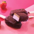 クッキーオンアイスストロベリー 価格：1 本 115 円（税込 124 円）／ 4 本入 440 円（税込 475 円）（C）シャトレーゼ