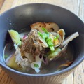石川県産おぼろ昆布出汁の野菜とアサリの和風スープ／＆tenna