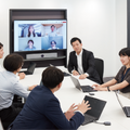 大型モニターには、PCにボタンを挿して押すだけで映像・音声が無線で投影できる「ClickShare（クリックシェア）」を設置。こちらも同社が販売する製品だ。（写真提供：内田洋行）