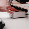 コンパクトなMac miniは、モニタースタンドの下に収納。