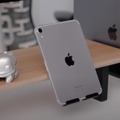 ノートPC、iPad miniもモニタースタンドに。実用的かつ見せる収納で、デスクの上もクリーンに保てる。