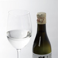 獺祭 グラス　630円（税込693円）獺祭 ミニボトル（180ml）1,180円（税込1,298円）