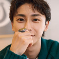與真司郎の最新フォトエッセイ『人生そんなもん』　撮影／嶌原佑矢（UM）　(C)講談社
