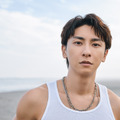 與真司郎の最新フォトエッセイ『人生そんなもん』　撮影／嶌原佑矢（UM）　(C)講談社