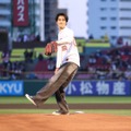 楽天イーグルス対北海道日本ハムファイターズ戦の始球式に臨んだ渡邊圭祐　（C）映画「女神降臨」製作委員会