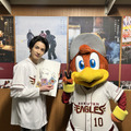 楽天イーグルス対北海道日本ハムファイターズ戦の始球式に臨んだ渡邊圭祐　（C）映画「女神降臨」製作委員会