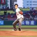 楽天イーグルス対北海道日本ハムファイターズ戦の始球式に臨んだ渡邊圭祐　（C）映画「女神降臨」製作委員会