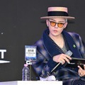 “教授G-DRAGON”が漂わせる知性と色気――らしさ貫く遊び心満点スタイルに反響