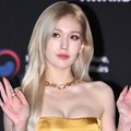 “ほぼ紐”の衝撃…チョン・ソミ、背中丸見えの攻めドレスに「横から見たらアウト」の声【PHOTO】