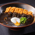 【新登場】パンチの効いた辛さの「ランチ黒いかつカレーうどん」１,６９０円（税込１,８５９円）