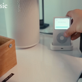 「デスクの上でもっとも気に入っているものの一つ」というiPod classic。外出時にはiPod nanoを持ち歩くという。