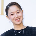 二の腕には大きなタトゥー！“10歳下”夫の除隊を待つ女優コン・ヒョジン、一段と輝きを増した美貌【PHOTO】
