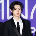 ENHYPEN・ソンフン、“男の色気”漂うタンクトップ姿に視線集中！「イケメンすぎ」「完璧」【PHOTO】