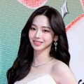 aespa・カリナ、ロングヘアで再降臨！“胸元あらわ”なシルクドレス姿にファン悶絶「破壊力が…」【PHOTO】