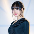 “大胆衣装”と圧巻パフォーマンスで話題！BLACKPINK・リサ、「コーチェラ」オフSHOT公開【PHOTO】