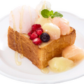 ～オリーブオイル香る～ジョリーパスタのごろっと白桃のハニートースト（税込 649 円）