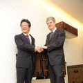 左：井上雅博氏（ヤフー代表取締役社長）、右：イヴ・カルセル氏（ルイ・ヴィトン マルティエ代表取締役会長兼CEO）（c）LOUIS VUITTON