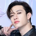 「ファンの需要わかってる」Stray Kids・バンチャン、筋肉質の肩を露わにしてミラノの街を探検【PHOTO】