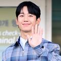 「本物の花はどっち!?」 俳優チョン・ヘイン、桜より眩しい“爽やかスマイル”にファン悶絶【PHOTO】