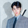 ASTRO・チャウヌ、強烈な赤リップも似合ってしまう異次元に整ったルックス「破壊力やばい」【PHOTO】