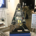 再使用ロケットの模型。飛行機のVTOL（垂直離着陸）はすでに実用化されているが、何度も地球と宇宙を往復できるロケットだ