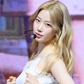 「腹筋が眩しい」LE SSERAFIM・カズハ、美ウエストあらわな“儚げビジュ”に視線釘付け！【PHOTO】