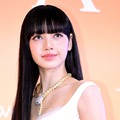 BLACKPINK・リサ、“完璧スタイル”際立つレッドボディスーツ姿も披露！「コーチェラ」2週連続で圧巻ステージ
