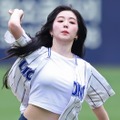 選手が思わず“指ハート”する美貌！韓国人気アイドル「Red Velvet」アイリーンの始球式に野球ファン熱狂