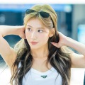 TWICEサナ、タイトなヒョウ柄ミニスカ衣装で大興奮！ライブ参戦SHOTに「ノリノリなの可愛すぎ！」の声【PHOTO】