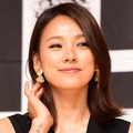 腕にはヘビのタトゥー…大胆トレーニングウェアに身を包んだ韓国女性歌手（45）の童顔美貌【PHOTO】