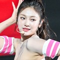 予想外の“グラマラス”肉体…aespa・ニンニンのギャップ満点なテカテカドレス姿【PHOTO】