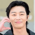 革ジャン姿で視線ロック！パク・ソジュン、“眠らない街”を舞台に圧倒的存在感【PHOTO】