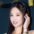 “限界ギリギリ”衣装が話題のBLACKPINK・ジェニー、ファッショニスタぶり発揮のオフショット公開