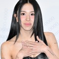 腕のタトゥーもチラ見せ…26歳になったTWICEチェヨン、誕生日ケーキを前に満面の“舌ペロ笑顔”！【PHOTO】