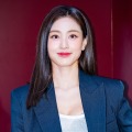えっ、ジヒョが明治神宮前駅のホームに!? TWICEリーダーの“東京観光SHOT”に視線釘付け【PHOTO】