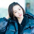 「AIじゃないの？」aespa・カリナ、スペインで“彼女感MAX”ショートボブ×スカート姿披露！【PHOTO】