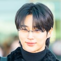 ビョン・ウソク、腕筋チラリに胸キュン…“森の中の王子様”降臨！【PHOTO】
