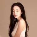 IVE・ウォニョンそっくり？“偽ブランド品”で炎上した韓国女性ユーチューバー、「プリンセス」のような姿に反響【PHOTO】