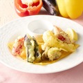 夏野菜とチキンのフリット　450 円（税込 495 円）