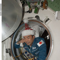 サンタクロースの帽子を被る野口宇宙飛行士