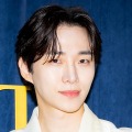 2PM・ジュノ、白Tにジーンズの王道“彼氏風ルック”でファンを虜に！スペインへ出国【独自写真】