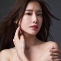 益田アンナの1st写真集『Fragments of glow』表紙　（C）i-dee（Hideaki Araoka）